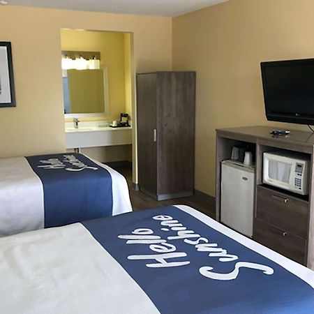 Days Inn By Wyndham Cape Carteret Near Emerald Isle Exterior foto